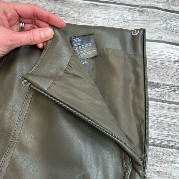 H&M Women's Vegan Faux Leather Mini Skirt Dark Mossy Army Olive Green 8 Pockets - Picture 7 of 14
